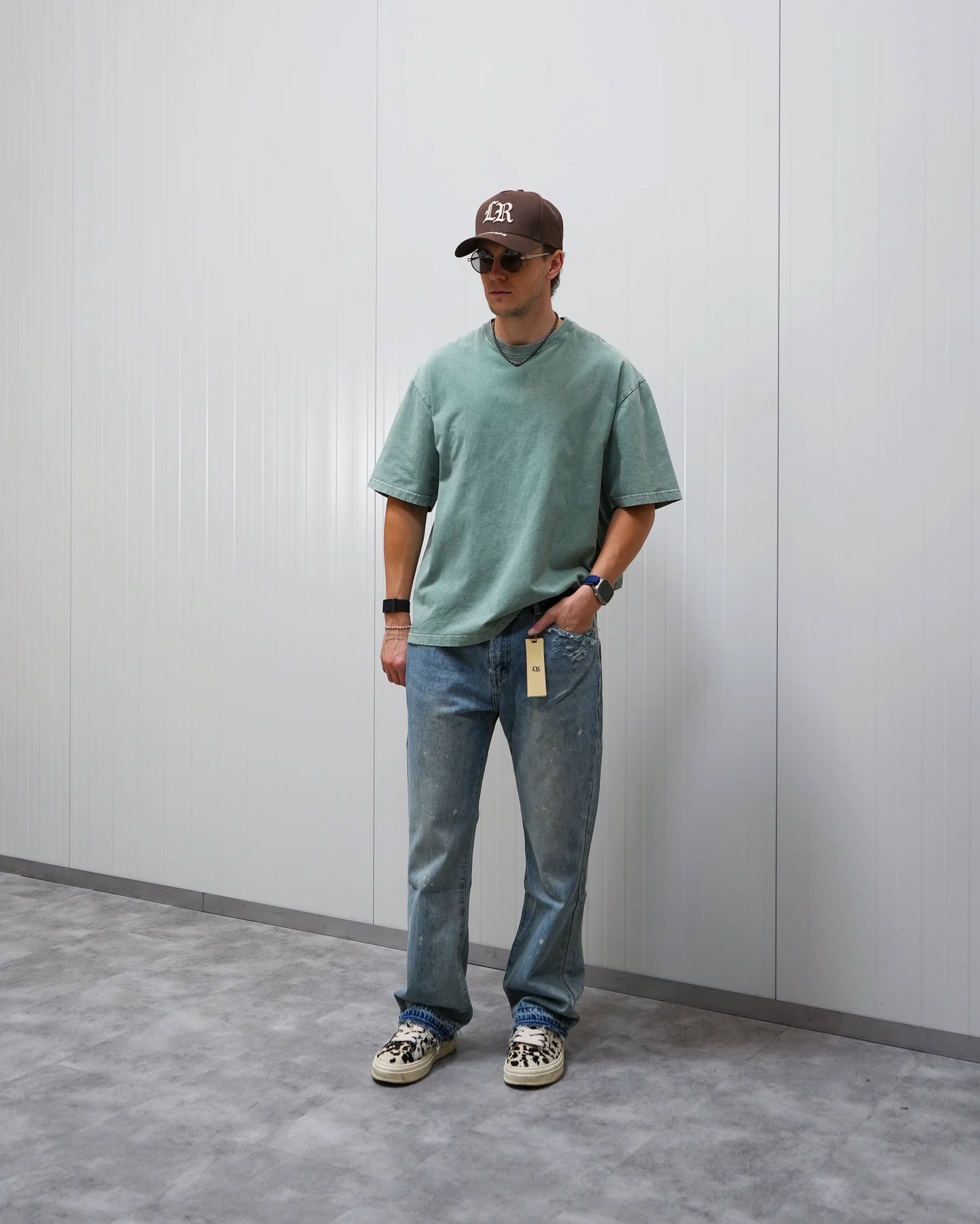 DISTRESSED FLARE JEANS